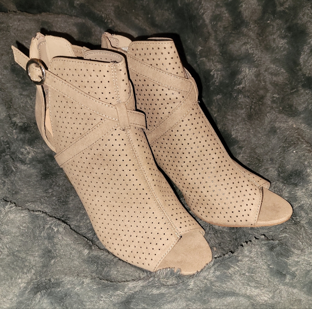 Madden NYC Stacked Boot 8.5 Bryin Ankle Booties Taupe Heeled Peep Toe Buckle Zip